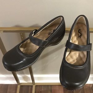 Softwalk Brown Leather Mary Janes 9W